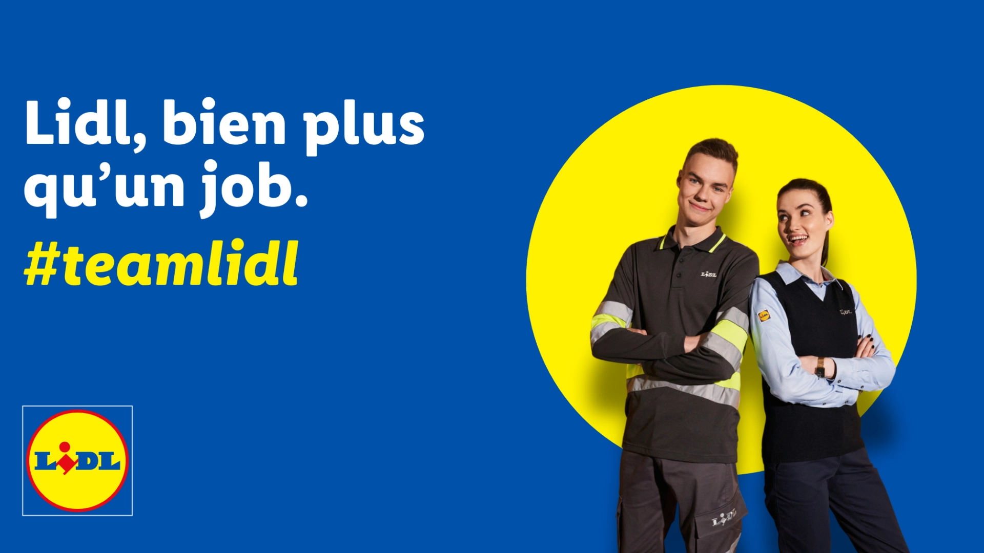 Un homme en tenue logistique et une femme en tenue vente devant un cercle jaune sur fond bleu