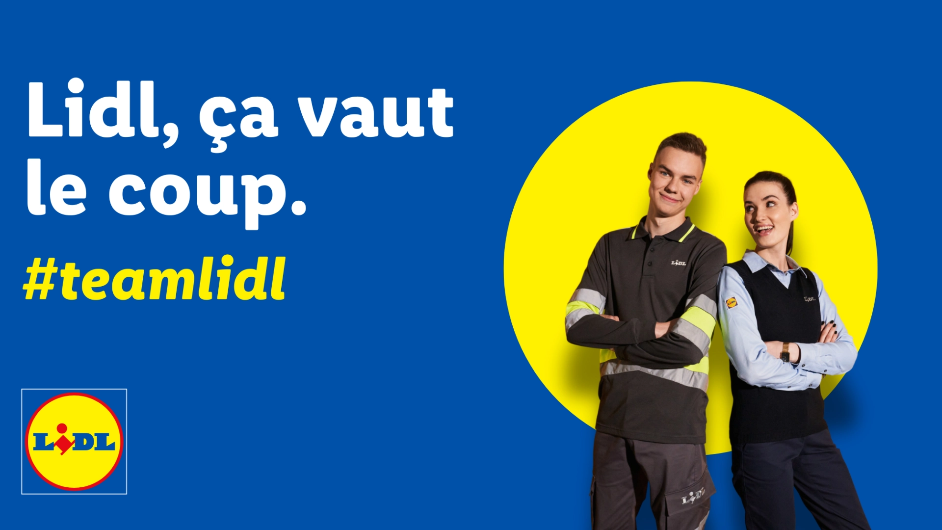 Un homme en tenue logistique et une femme en tenue vente devant un cercle jaune sur fond bleu