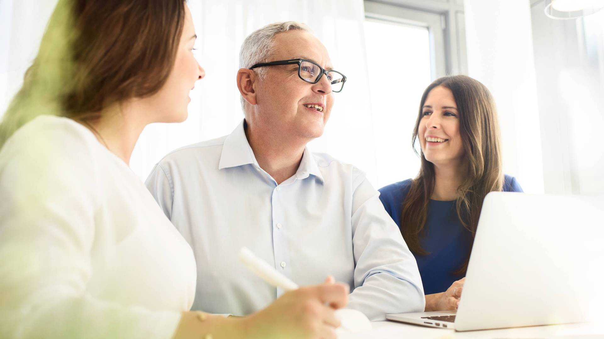Des collaborateurs en réunion
