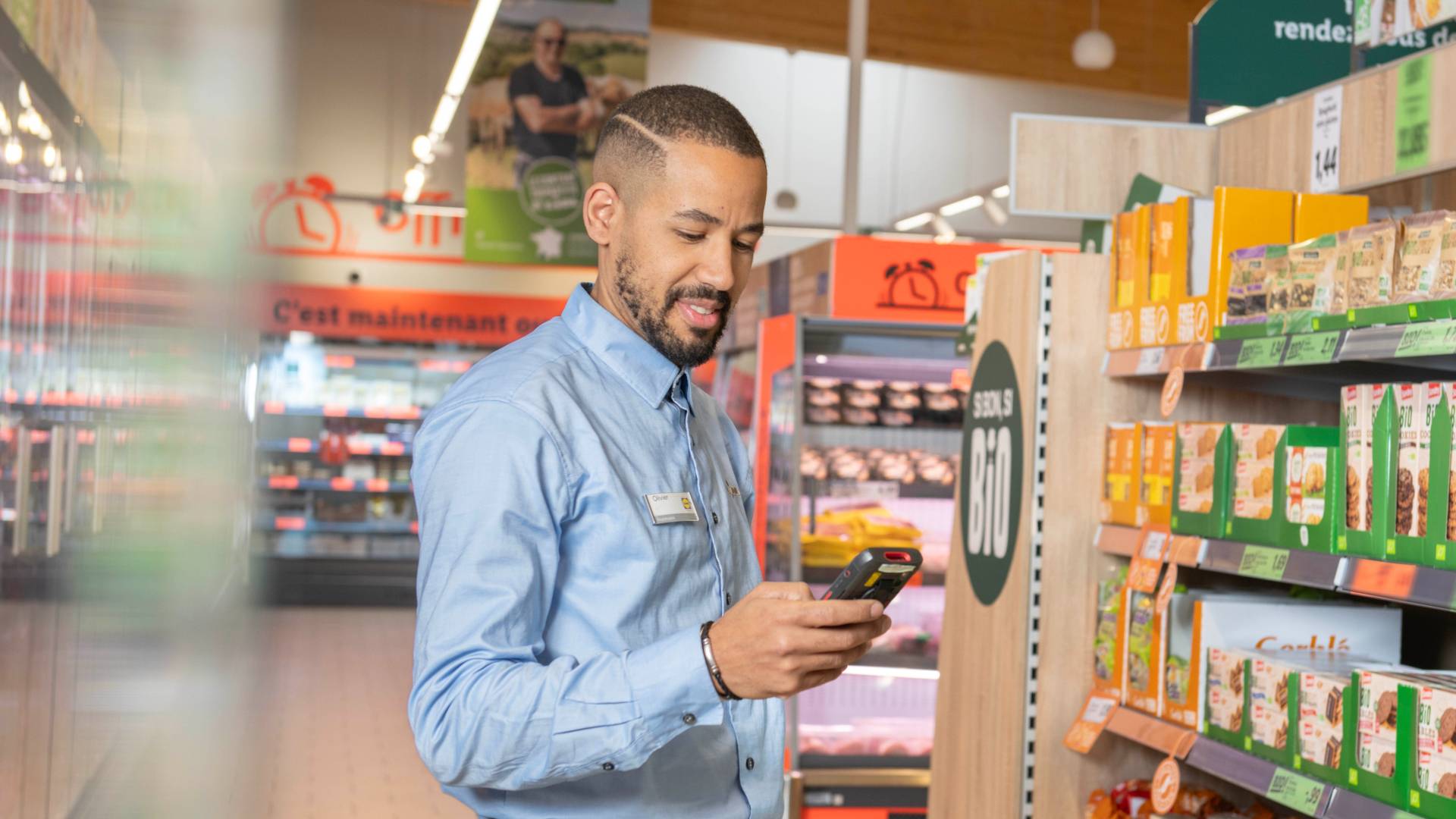 Un homme responsable de supermarché vérifie des produits en rayon