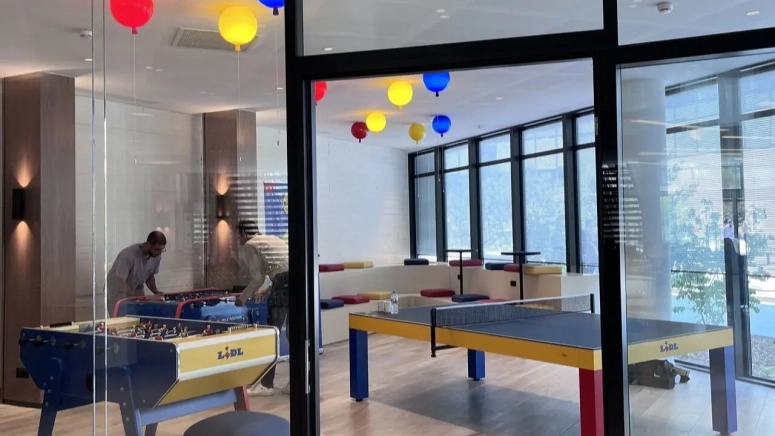Salle de pause avec babyfoot et tennis de table