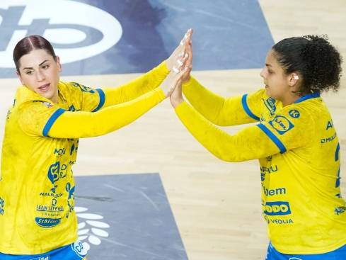 Deux joueuses de Handball se saluent