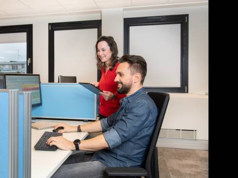 Une équipe IT travaille en coworking