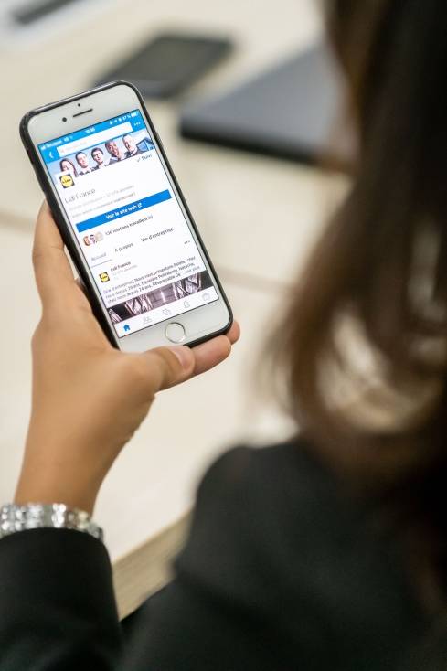 Site Web de LIDL affiché sur le portable d'une collaboratrice
